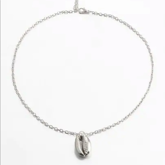 1/2 OFF LAST ONE Silver Cowrie Shell Necklace - Picture 4 of 4
